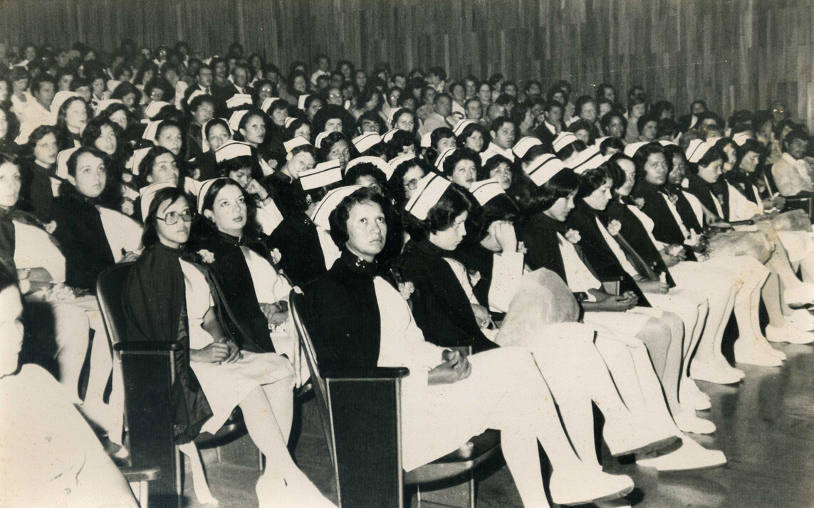 Graduación de Enfermería, 1979. La imagen pertenece a la colección de fotos del Semanario Universidad.