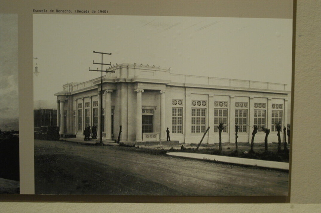 Edificio de la Universidad de Costa Rica en el barrio González Lahmann, actualmente el Poder Judicial. Fotografía de 1940 del Museo Nacional de Costa Rica.