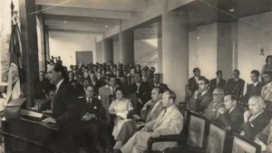 En la fotografĆa estĆ” el licenciado Rodrigo Facio Brenes durante la inauguración de la Facultad de Ciencias y Letras, en donde se recibirĆan a los primeros estudiantes de la Facultad de Medicina para sus estudios premĆ©dicos. Colección del Archivo Universitario Rafael Obregón LorĆa.