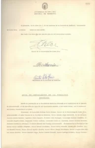 En la imagen estĆ” el acta de instalación de la Facultad de Medicina, 1960. Colección del Archivo Universitario Rafael Obregón LorĆa.