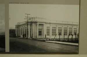 Edificio de la Universidad de Costa Rica en el barrio GonzĆ”lez Lahmann, actualmente el Poder Judicial. FotografĆa de 1940 del Museo Nacional de Costa Rica.