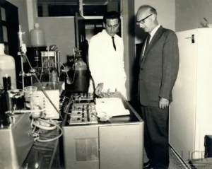 Foto histórica ilustrativa. Sin fecha y autor desconocido. En la imagen hay integrantes del Departamento de BioquĆmica, algunos aƱos despuĆ©s de fundarse la Facultad de Medicina.